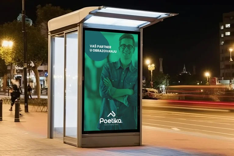 Plakat Poetika „Vaš partner u obrazovanju” na autobusnoj stanici noću