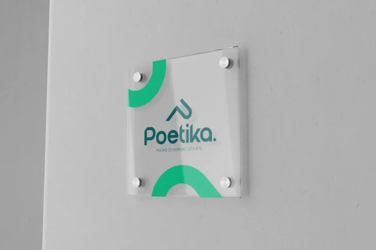 Staklena ploča s logom Poetika na zidu ulaza